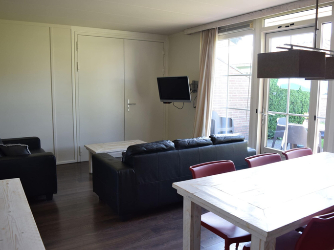 Dining 4, Semi-detached Bungalow with Dishwasher near Veluwe, Barneveld