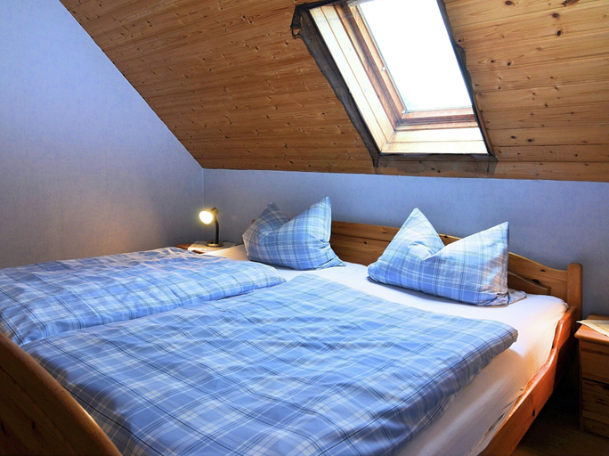 Bedroom 2, Ferienwohnung mit Garten auf dem Bauernhof, Kassel