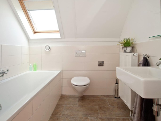 Bathroom 4, Tail-wagging Lake Escape, Heel