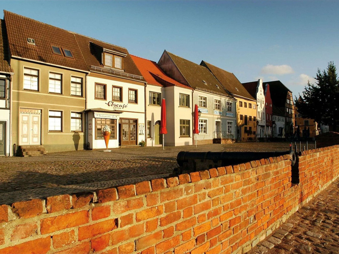 Exterior & Views 2, Einladende Ferienwohnung mit Terrasse in Wismar, Nordwestmecklenburg