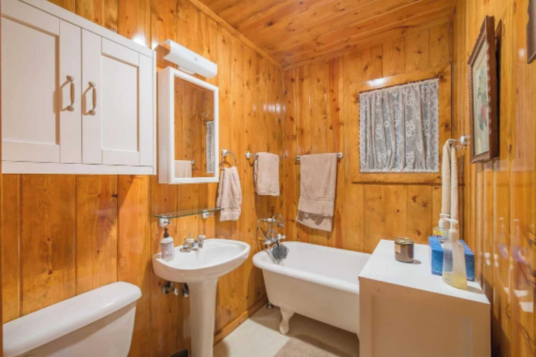 Bathroom, Owl's Peak by Avantstay Private Pine Tree Cabin Mins From The Water, El Dorado