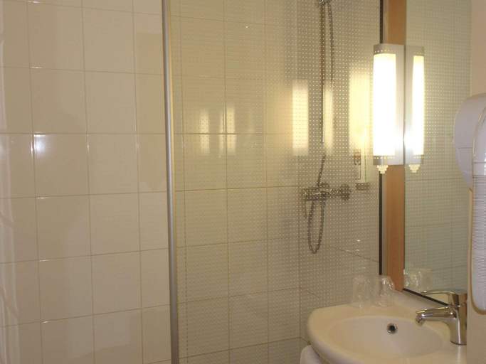 Bathroom 4, ibis Abbeville, Somme