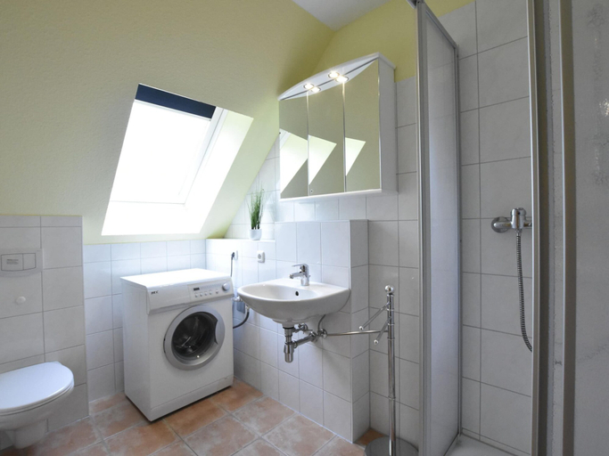 Bathroom 3, 5-zimmer-ferienunterkunft in Zierow mit Garten, Nordwestmecklenburg