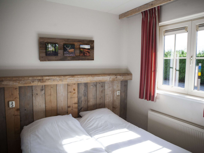 Room 2, Combined Bungalow with Decorative Fireplace near Veluwe, Barneveld