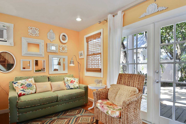 Living area 2, Tranquility by Avantstay Close to Duval St w/ BBQ & Shared Pool, Monroe