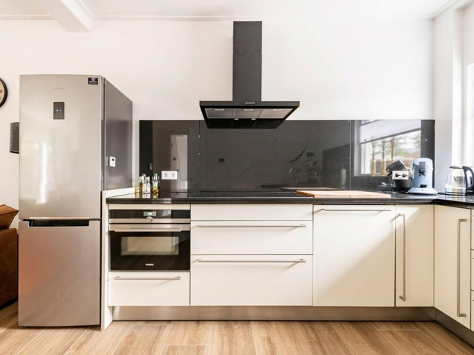 Private kitchen 4, Charming Holiday Home in Poortugaal With Garden, Rotterdam