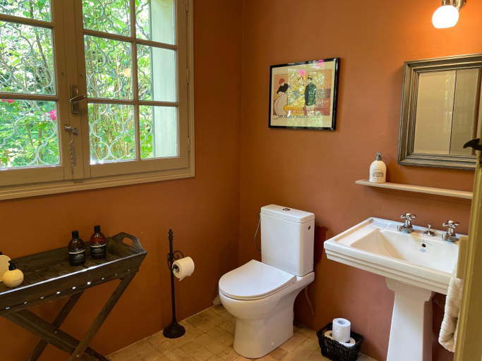 Bathroom 1, The Garden Room, Dordogne