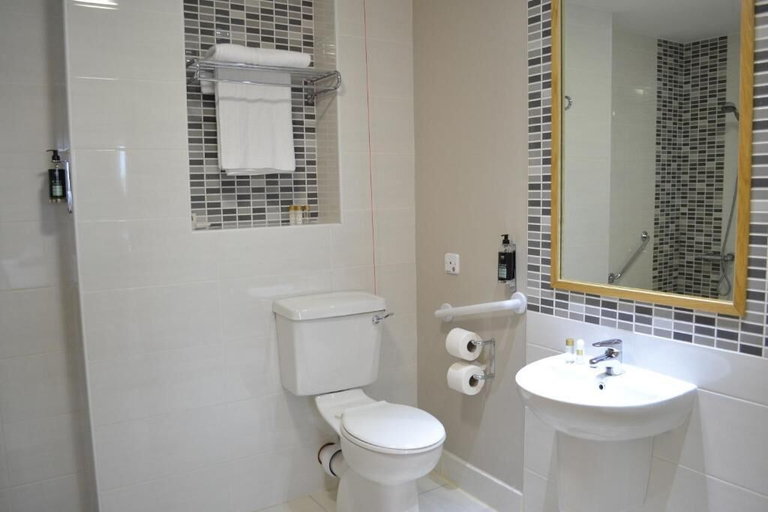 Bathroom 4, Carrick Plaza Suites & Apartments