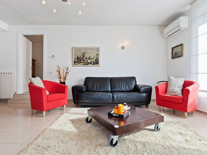Others 5, Sunny Villa With Terrace, Varese