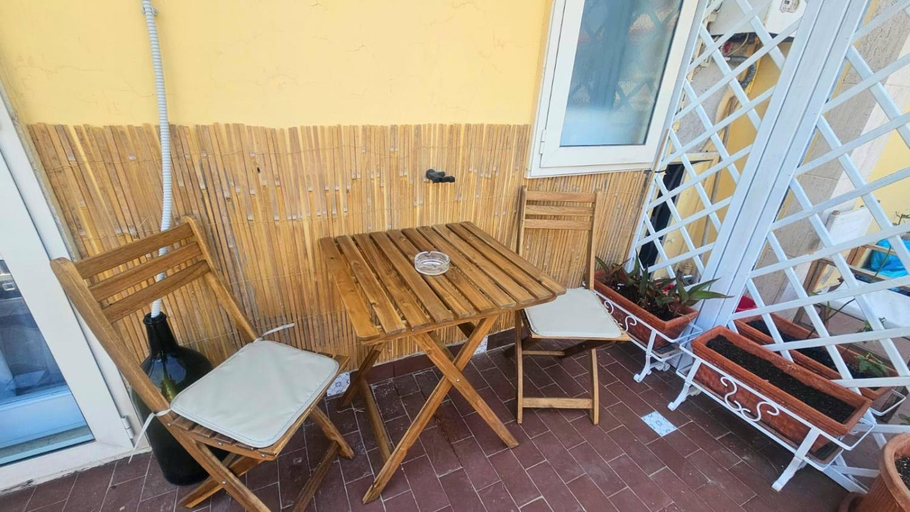 Others 4, Mama Vesuvius Home, Napoli