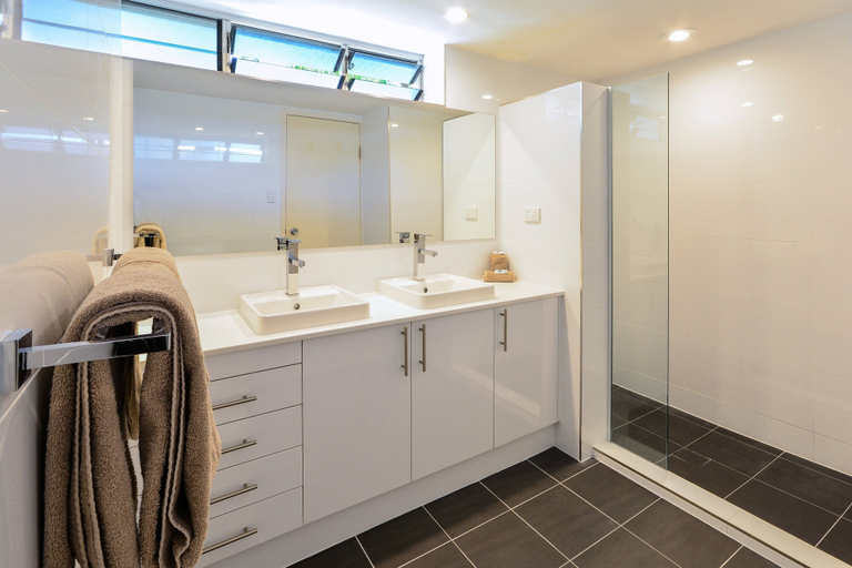Bathroom 4, The Elite F208 by HamoRent on Hamilton Island, Whitsunday