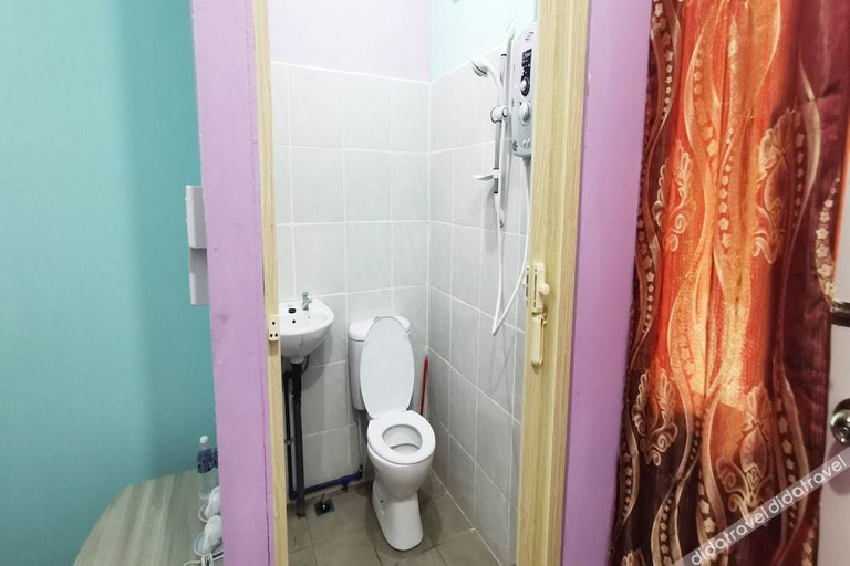 Bathroom, Hotel O Sosodikon Inap Desa, Ranau