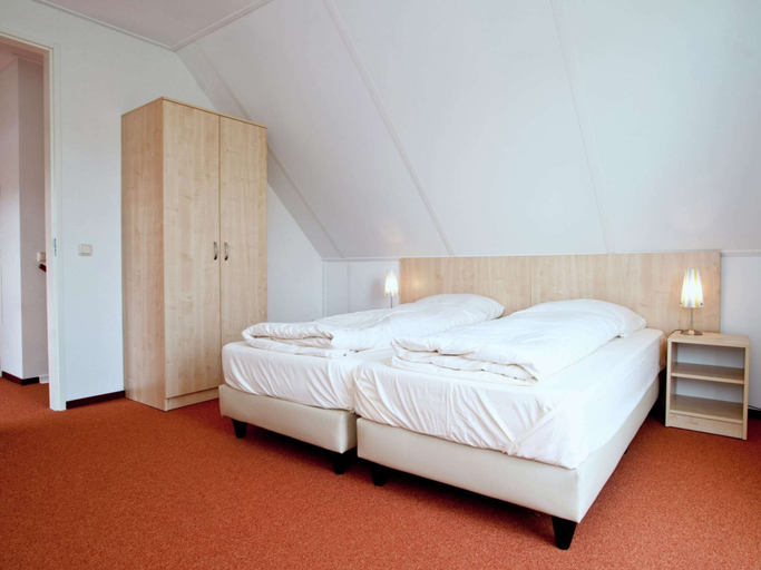 Bedroom 3, Tail-wagging Lake Escape, Heel
