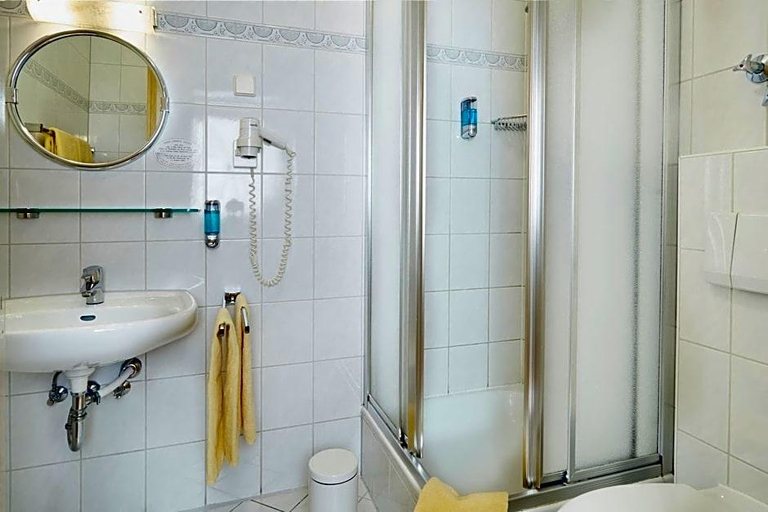 Bathroom 5, Park Hotel Berlin, Heidekreis