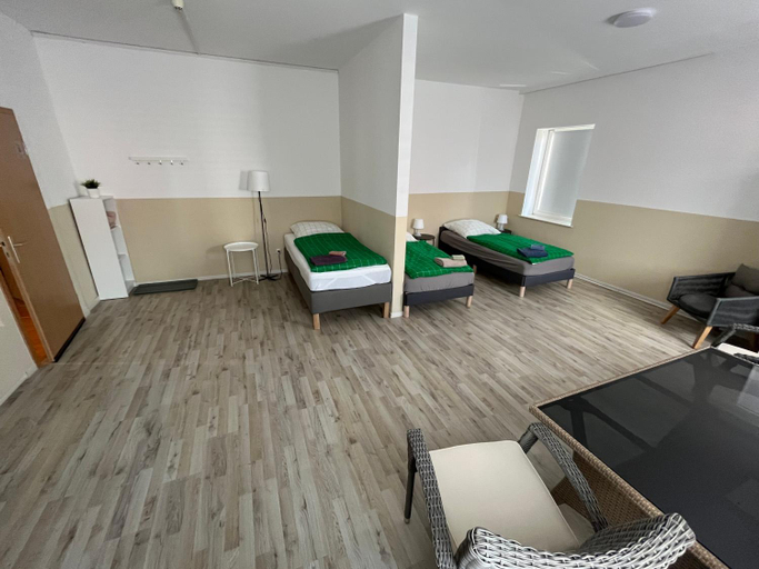 Others 5, Große Zimmer fur 3 Personen -Fernseher, Kuhlschrank, Gifhorn