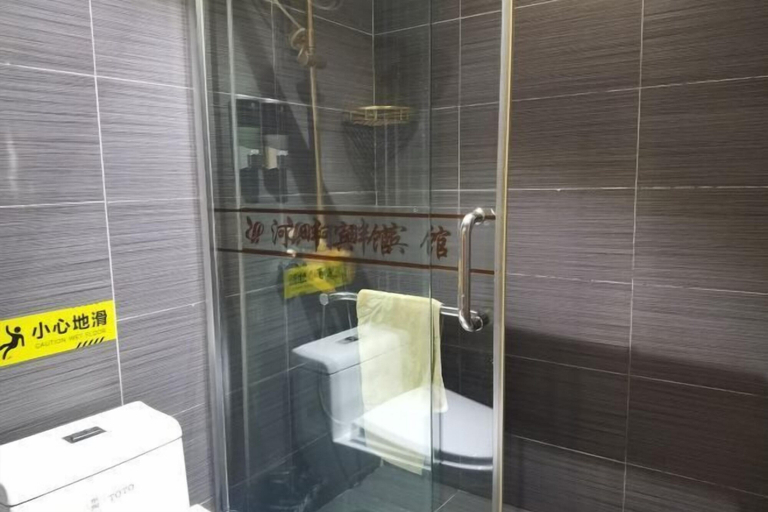Bathroom, Riverside Hotel, Dalian
