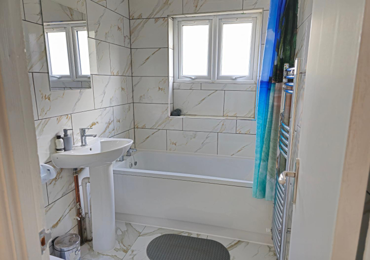Bathroom 3, PRIVATE ROOM TOWN CENTRE FREE PARKING, Buckinghamshire
