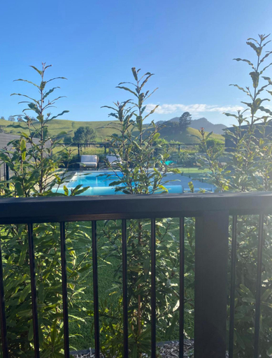 Others 4, Paradise By The Beach - Sleeps 2 - with a pool, Thames-Coromandel