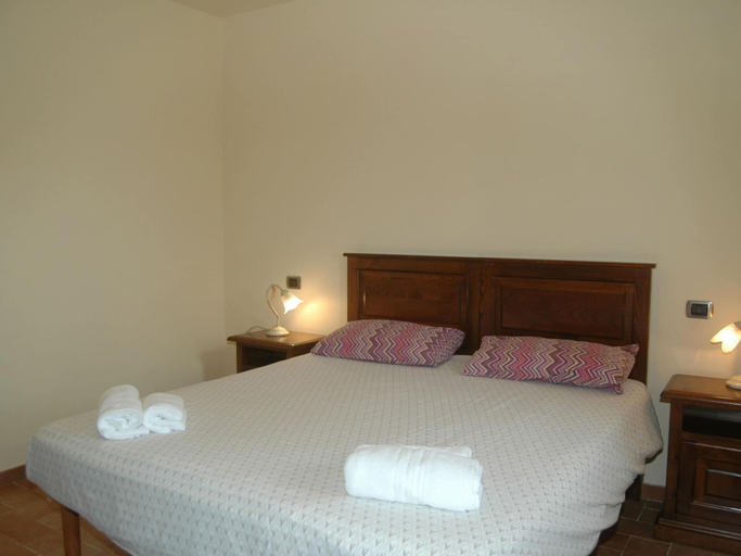 Room 4, Holiday Home With Pool in Camporgiano, Lucca
