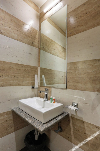 Bathroom 4, Hotel Ozone Inn, Mumbai City