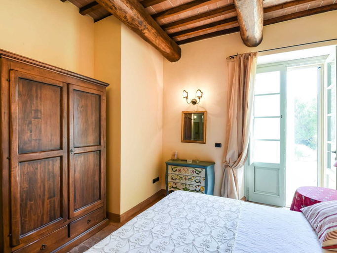 Room 2, Holiday Home in Celle Sul Rigo With Swimming Pool, Siena