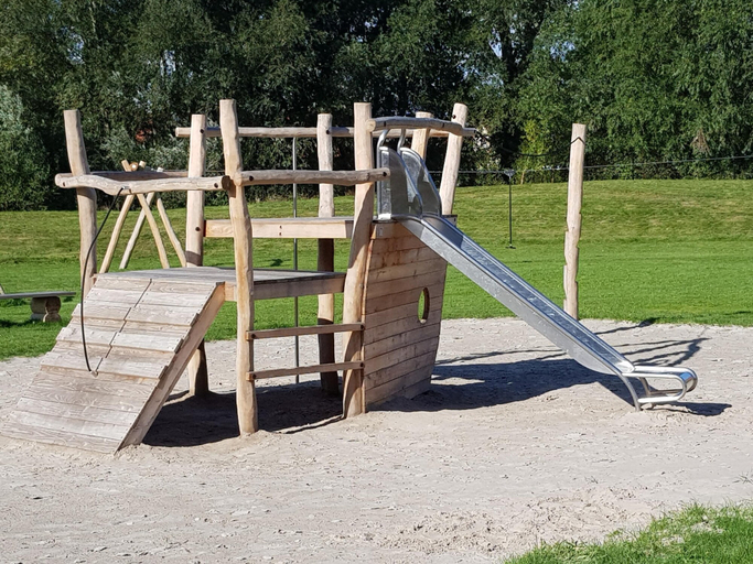 Children's area 2, Tidy Chalet with Microwave near Wadden Sea, Franekeradeel