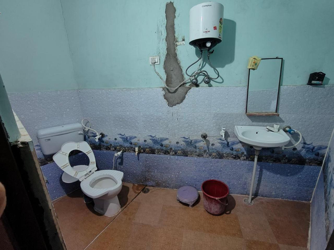 Bathroom 3, Hotel Aashiyana, Tikamgarh