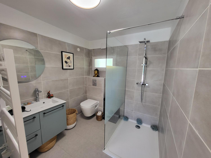 Bathroom, Studio independant avec terrasse a Juan les Pins, Alpes-Maritimes
