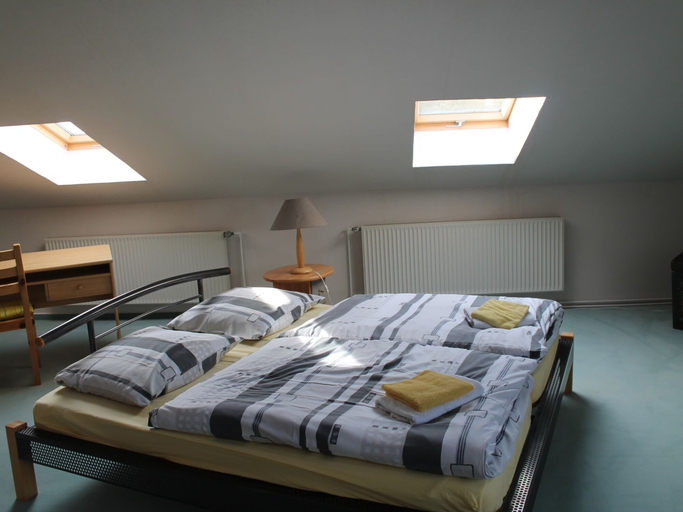 Bedroom 2, Luxuriose Ferienwohnung in Boddin mit Garten, Rostock