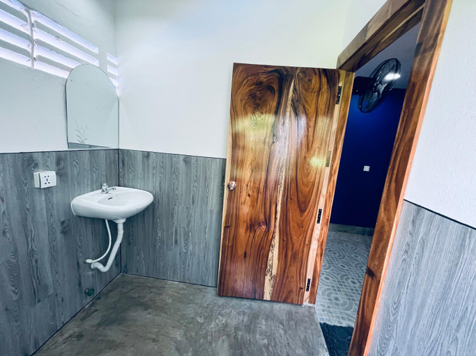 Bathroom 2, Por Chey, Svay Pao
