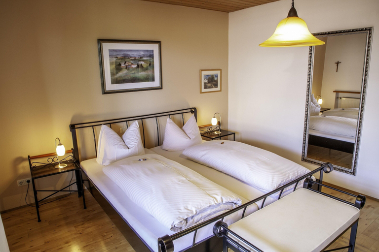 Bedroom 4, Apartment With Swimming Pool, Regen