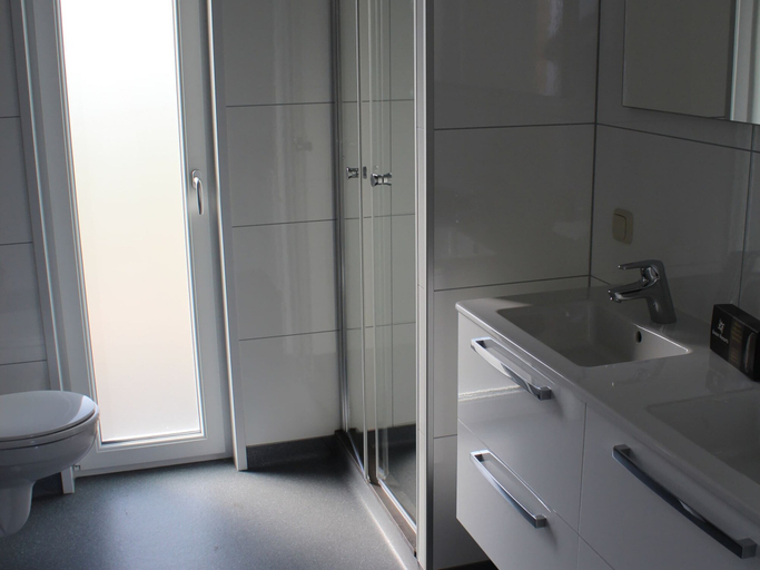 Bathroom 5, Cozy Garden Home w/ Fireplace, Margraten