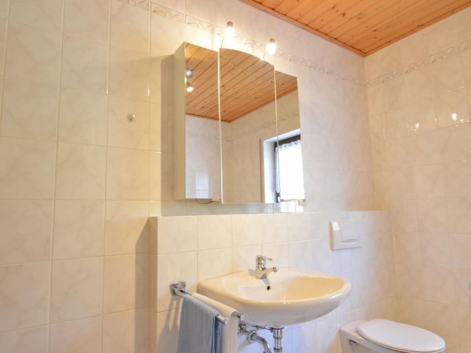 Bathroom 3, Familienausflug Nach Lirstal, Vulkaneifel