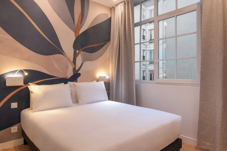 Bedroom 5, Faubourg Station, Paris