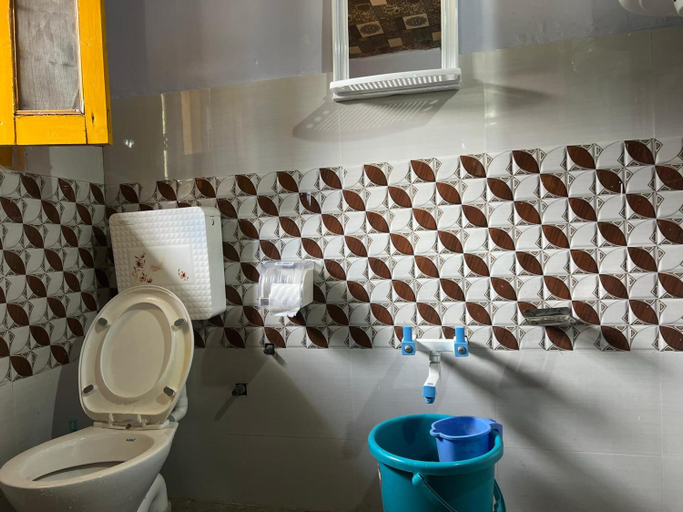 Bathroom 5, Khatoon Resort, Bandipore