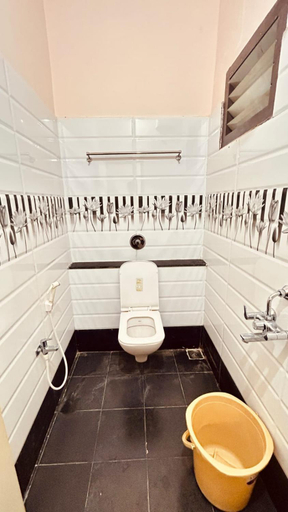 Bathroom 5, De villa Auro'Re, Viluppuram