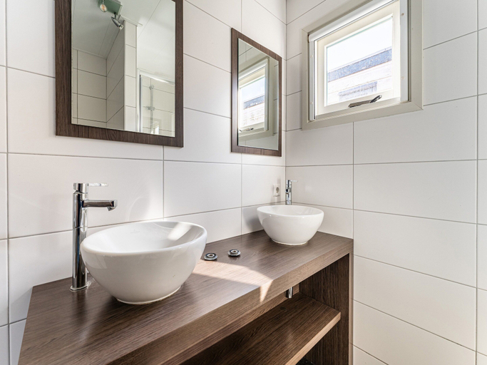 Bathroom 2, Snug Holiday Home in Bantega With Own Harbour, Boathouse, Lemsterland