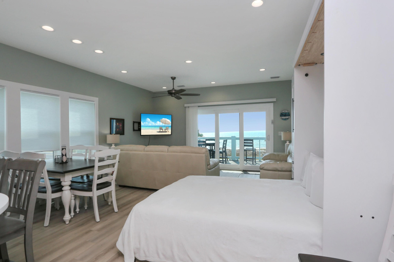 Room 2, Great Sunsets II, Bay