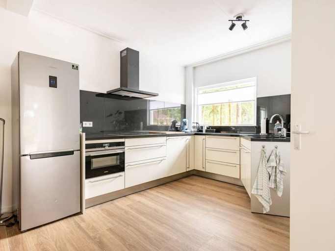 Private kitchen 3, Charming Holiday Home in Poortugaal With Garden, Rotterdam