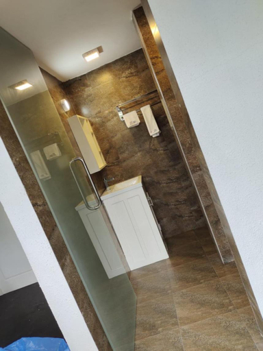 Bathroom, Covingtons Hotel, Eravur Town