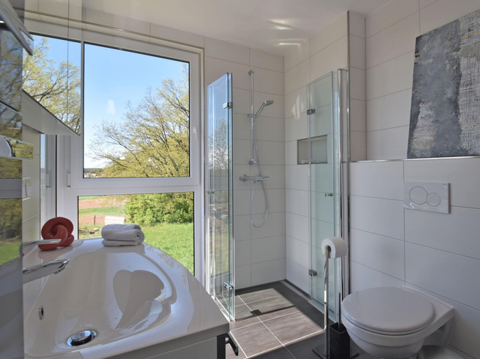 Bathroom, Das Kuenstlerhaus in Kammerstein, Roth