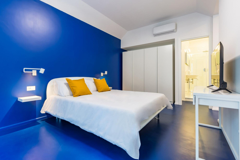 Room 2, Piazza Municipio Blue Apartment by Wonderful Italy, Napoli