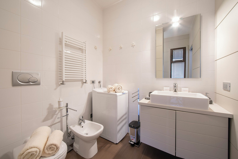 Bathroom 5, Suite on The Lake, Novara