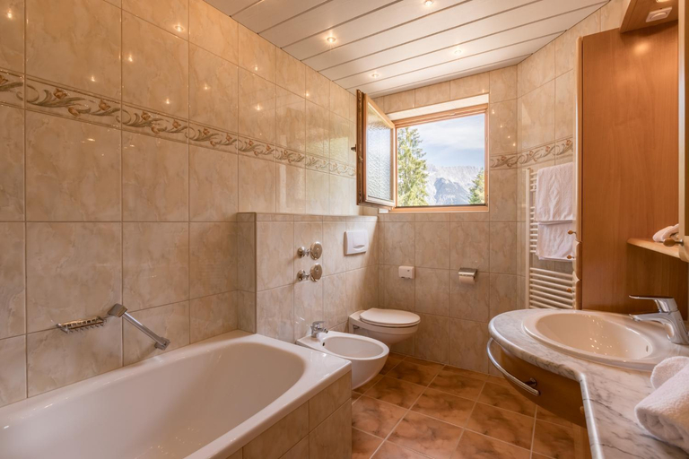 Bathroom, Landhaus Kristall inklusive Hotel-Spa, Innsbruck Land