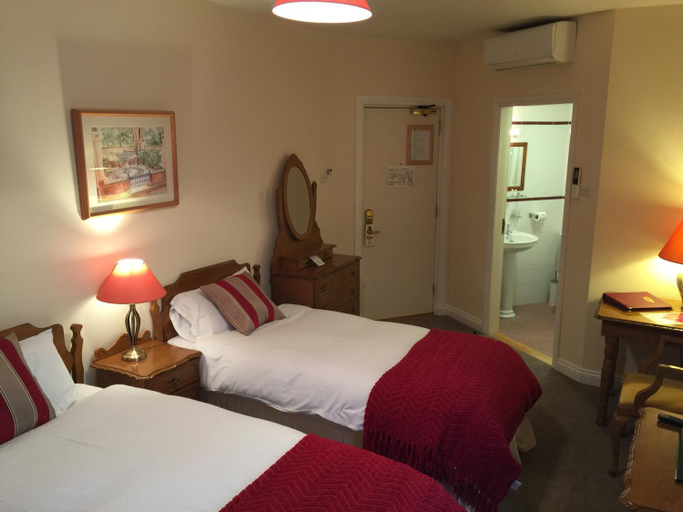 Others 5, O'Donovan's Hotel