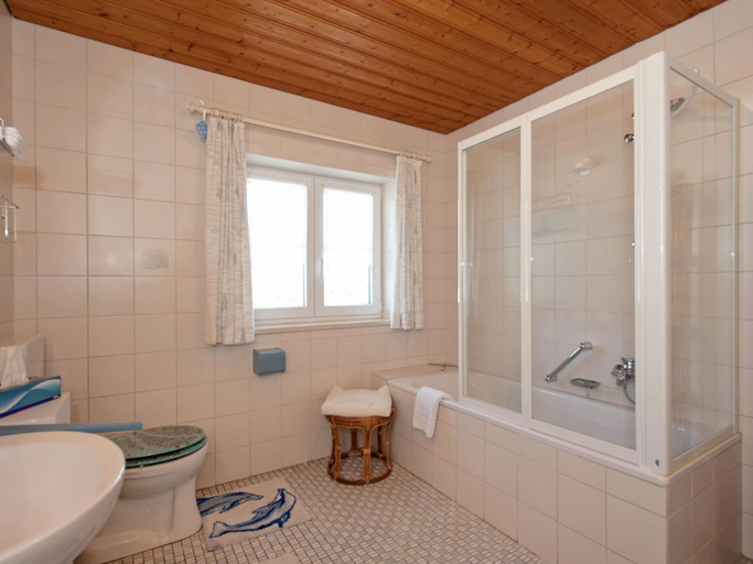 Bathroom 3, Apartment in the Pfaffenwinkel District, Weilheim-Schongau