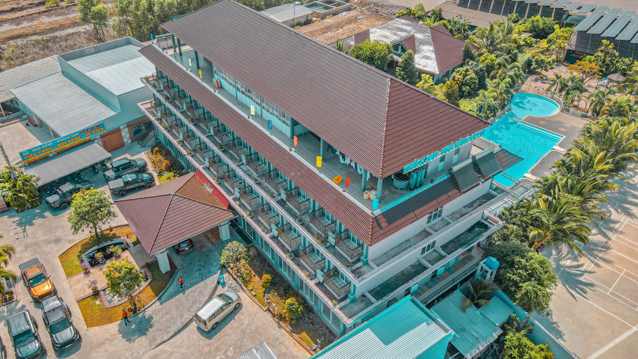 Exterior & Views