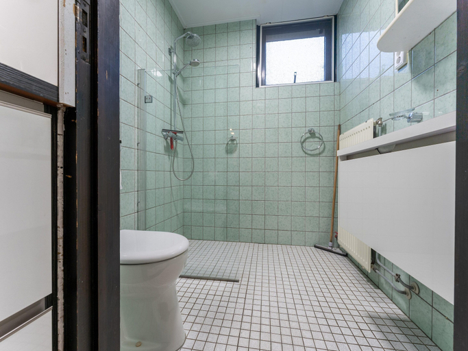 Bathroom 2, Woodland Bungalow w/ BBQ, Weert