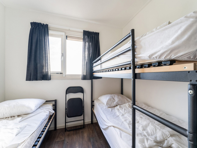 Room 5, Snug Holiday Home in Bantega With Own Harbour, Boathouse, Lemsterland