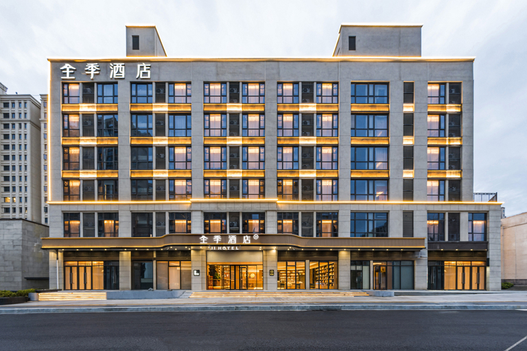 Exterior & Views